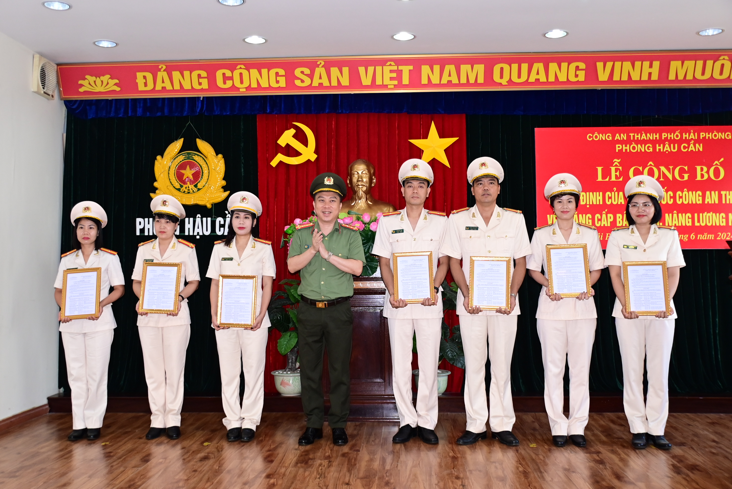 Công an các đơn vị, địa phương tổ chức Lễ công bố quyết định của Giám đốc CATP về thăng cấp bậc hàm, nâng lương năm 2024